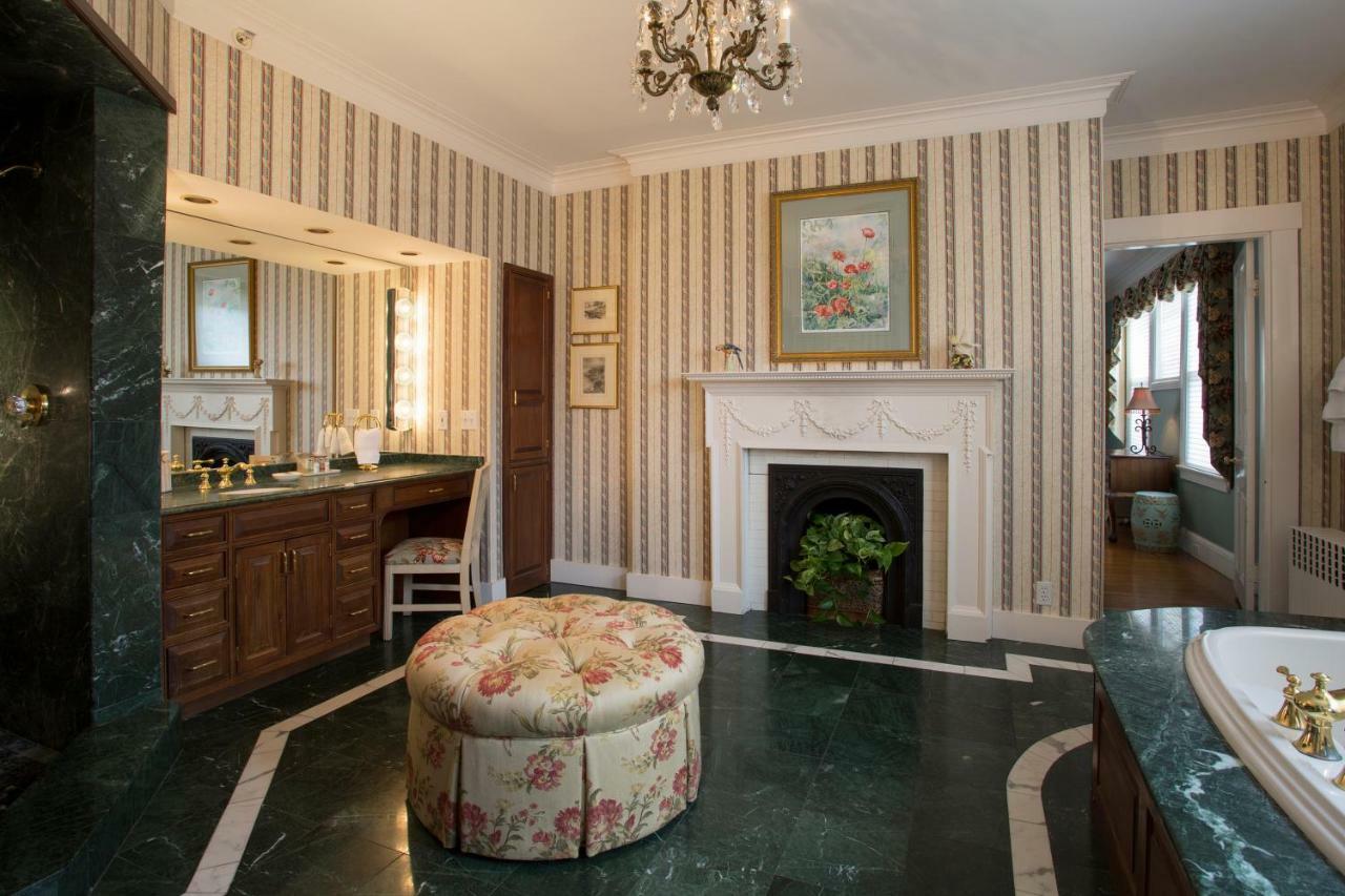 La Farge Perry House Bed & Breakfast Newport Room photo